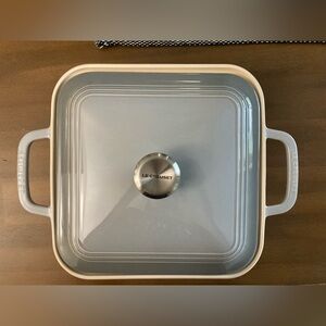 NWT LE CREUSET SQUARE DISH WITH LID 23CM MIST GREY